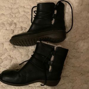 Ugg boots. Excellent co diction. Gently worn indoors size 8 USA